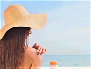 donna con cappello al mare